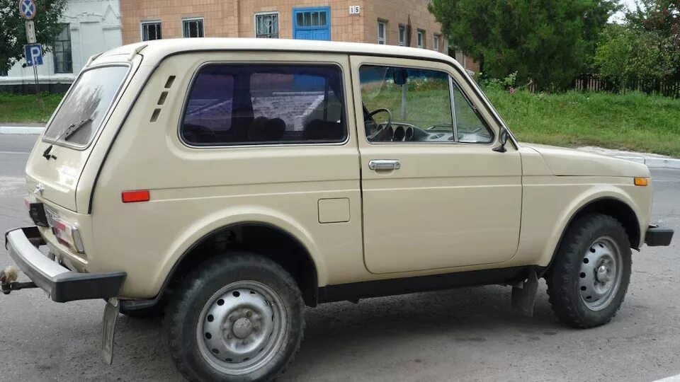 Нива бежевая тюнинг Lada 4x4 3D 1.6 бензиновый 1987 Нивасик ЗВЕРЬ на DRIVE2