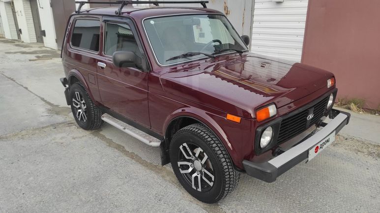 Нива бордовая фото Лада 4x4 2121 Нива 2013 год в Губкинском, стоит котёл подогрева 220, бензин, 1.7
