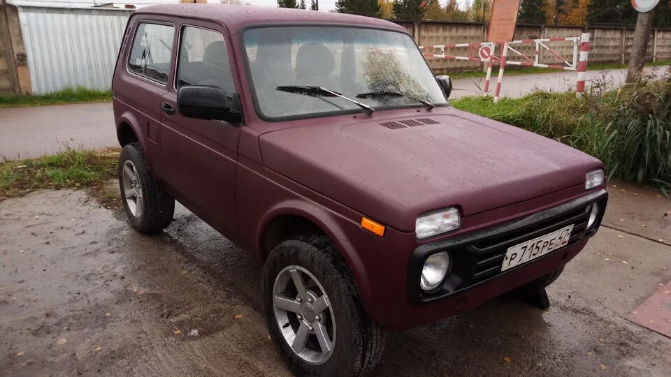 Нива бордовая фото Lada 4x4 3D 1.7 бензиновый 2003 Темно бордовый джип на DRIVE2