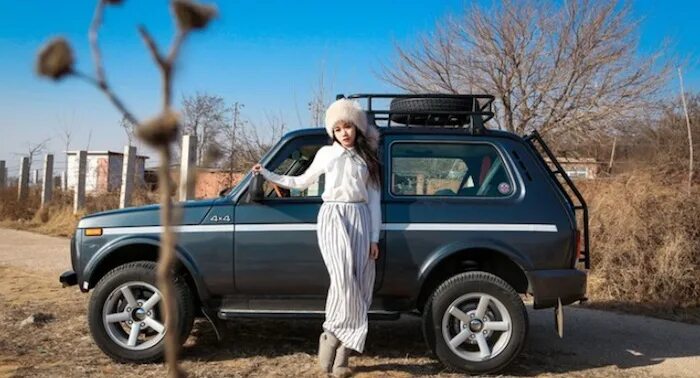 Нива девушки фото Китайская модель устроила фотосессию с Lada 4 × 4