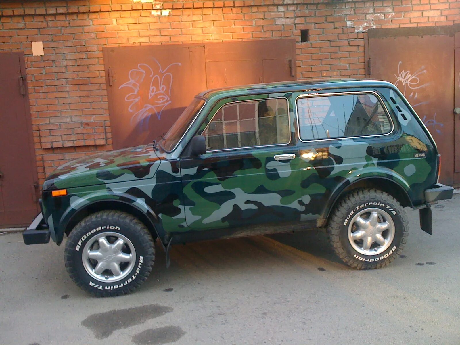 Нива хаки фото Пятнистая раскраска, камуфляж @ Нива 4x4