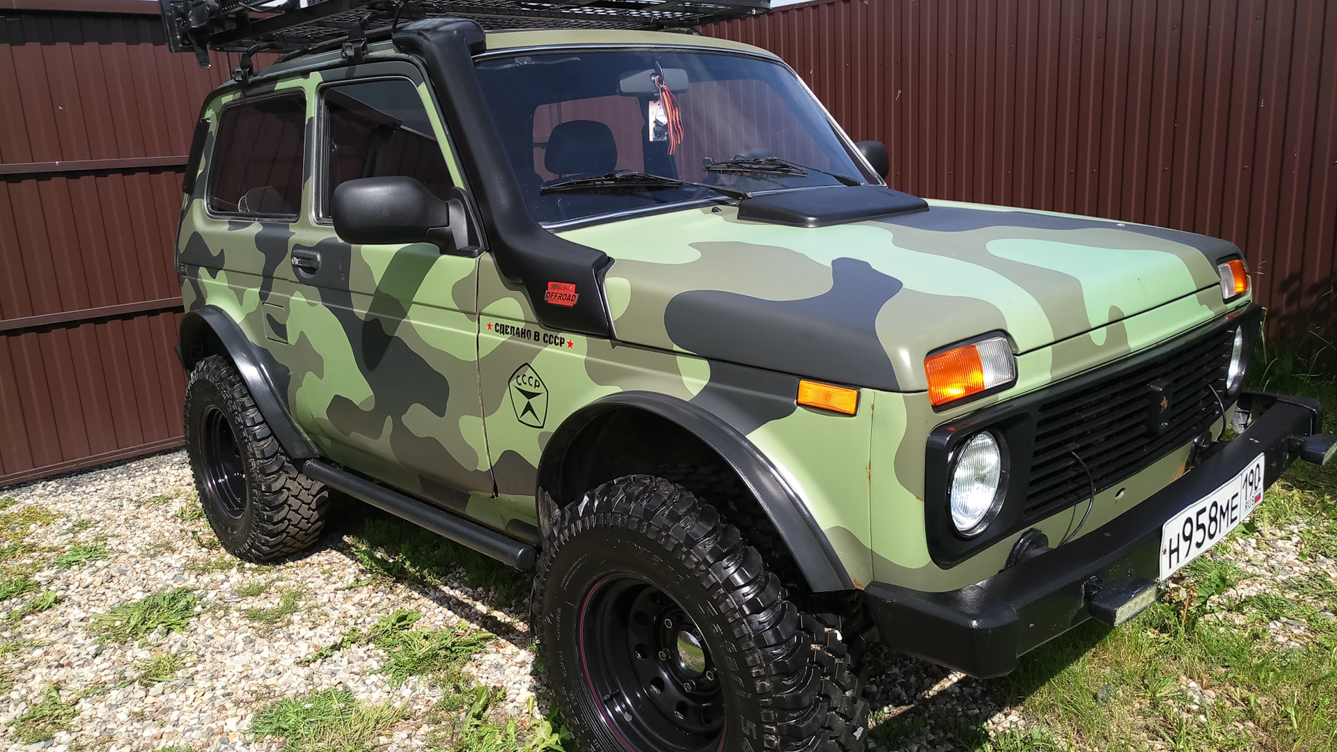 Нива хаки фото Lada 4x4 3D 1.6 бензиновый 1998 камуфляж на DRIVE2