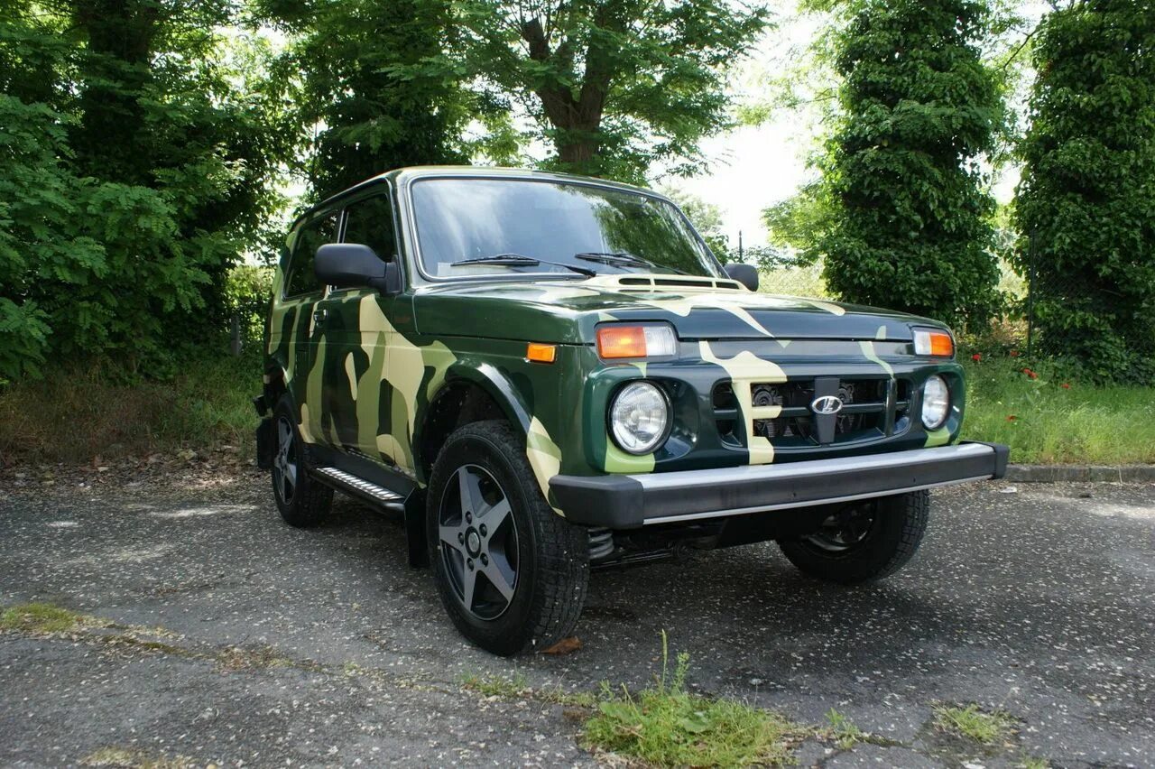 Нива хаки фото Lada Niva Kamouflage : discret restylage Lada niva, Discret