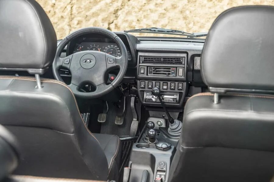 Нива изнутри фото Интерьер Lada 4x4 Urban в кузове 21214-57, выпускаемого с 2015 года по 2019 год 