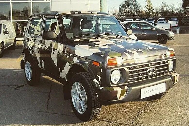 Нива камуфляж фото Городская" Lada 4x4 может обзавестись "военной" версией