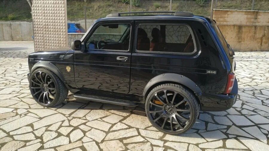 Нива кастом тюнинг В Греции продают 300-сильную Lada Niva на 22-дюймовых колёсах. Дорого - Рамблер/