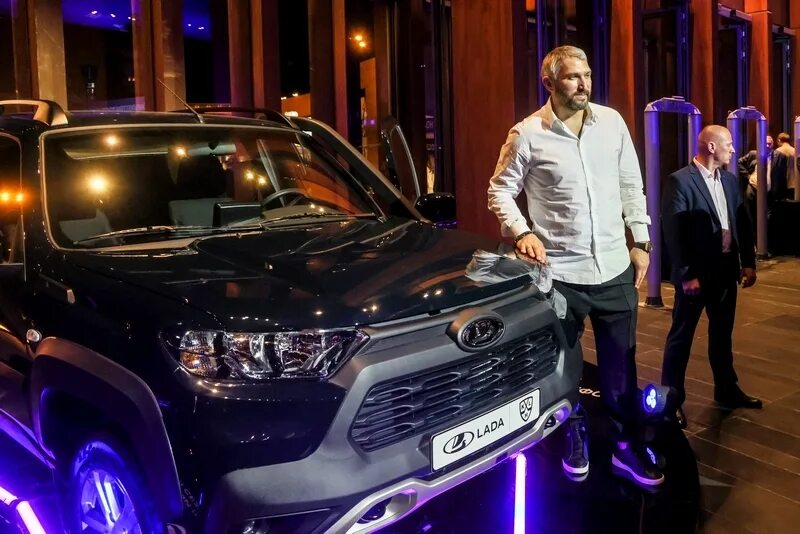 Нива кхл фото Реакция Овечкина на подаренную Lada Niva, Трюдо и Шольц привезли жен на G7, повс