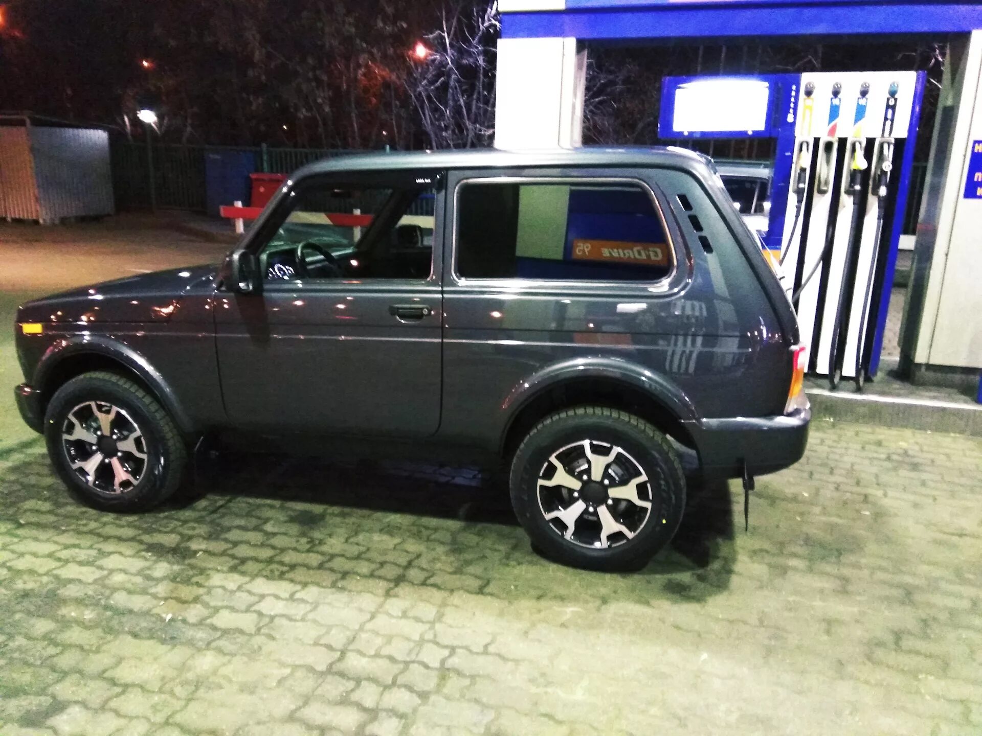 Нива легенд на литье фото "Воспоминаний и прощаний"пост. - Toyota bB (QNC20), 1,3 л, 2009 года продажа маш