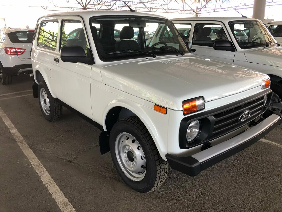 Нива легенда в белом цвете фото Купить новый Lada (ВАЗ) Niva Legend 2021-2024 1.7 MT (83 л.с.) 4WD бензин механи