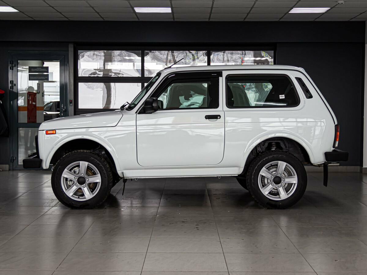 Нива легенда в белом цвете фото Купить новый Lada (ВАЗ) Niva Legend 2021-2024 1.7 MT (83 л.с.) 4WD бензин механи
