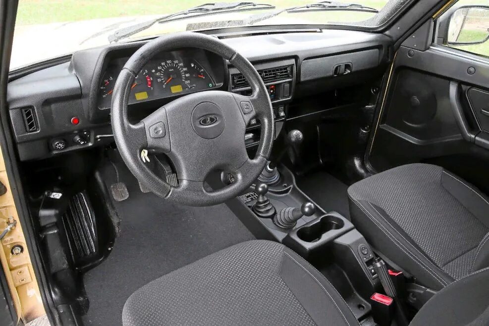Нива люкс фото салона Двигатель "Евро-5" и ABS. Начались продажи обновленной модели Lada Niva. Siberia