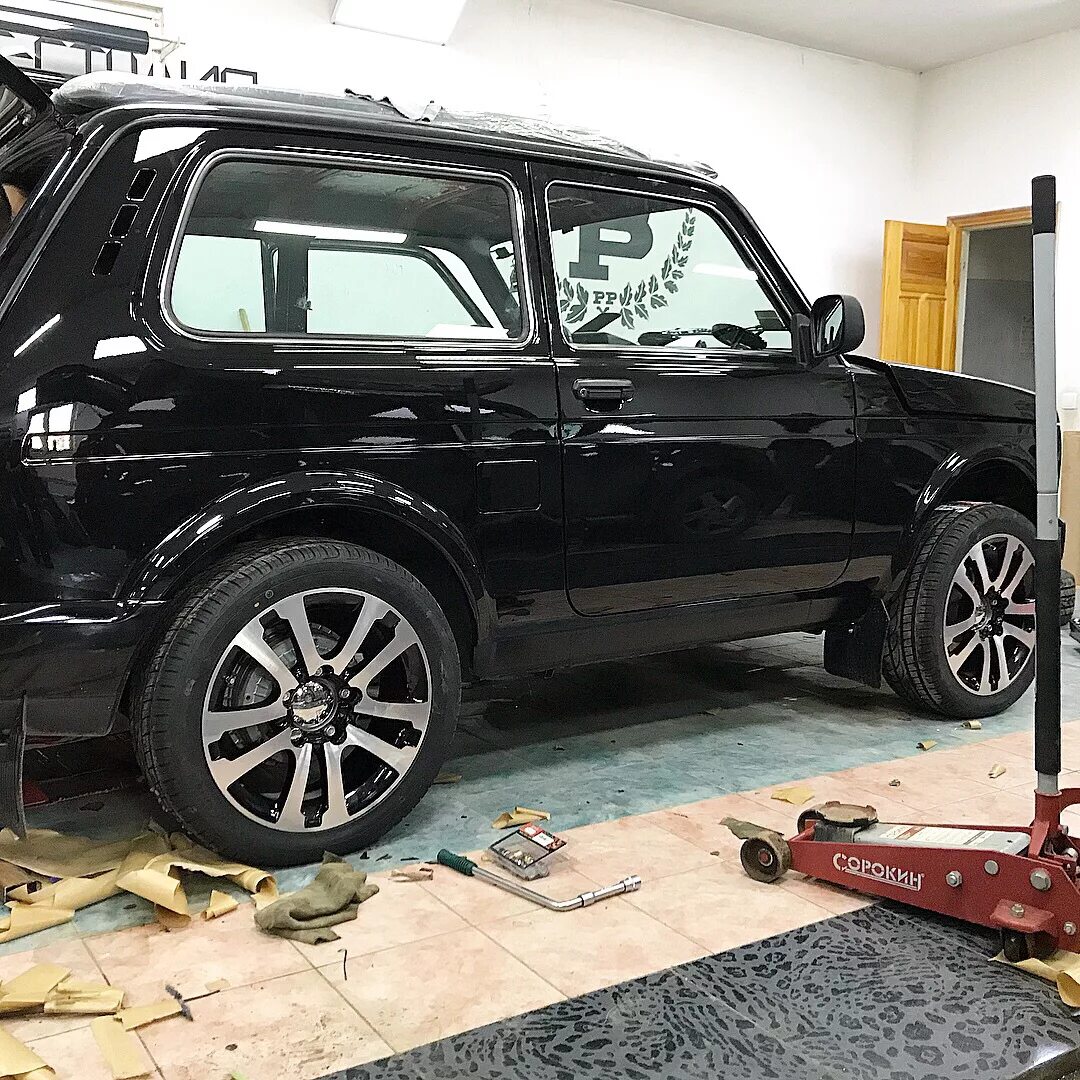 Нива на 17 дисках фото Сандали R18 - Lada 4x4 3D, 1,7 л, 2018 года колёсные диски DRIVE2
