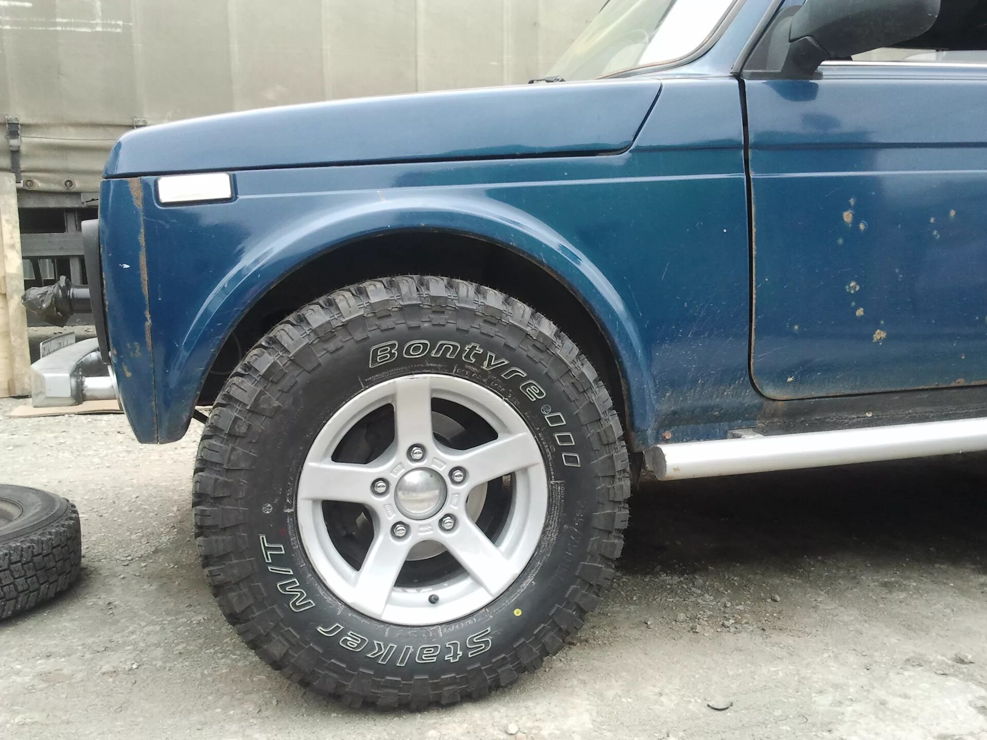 Нива на 215 резине фото Резка передних арок крыльев на ниве - Lada 4x4 5D, 1,7 л, 2000 года кузовной рем