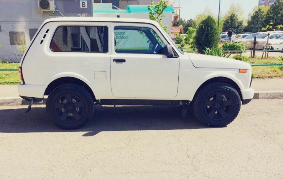 Нива на черных дисках фото Черные Камелот и шина 195/75 16 Stalker A/T - Lada 4x4 5D, 1,7 л, 2010 года колё