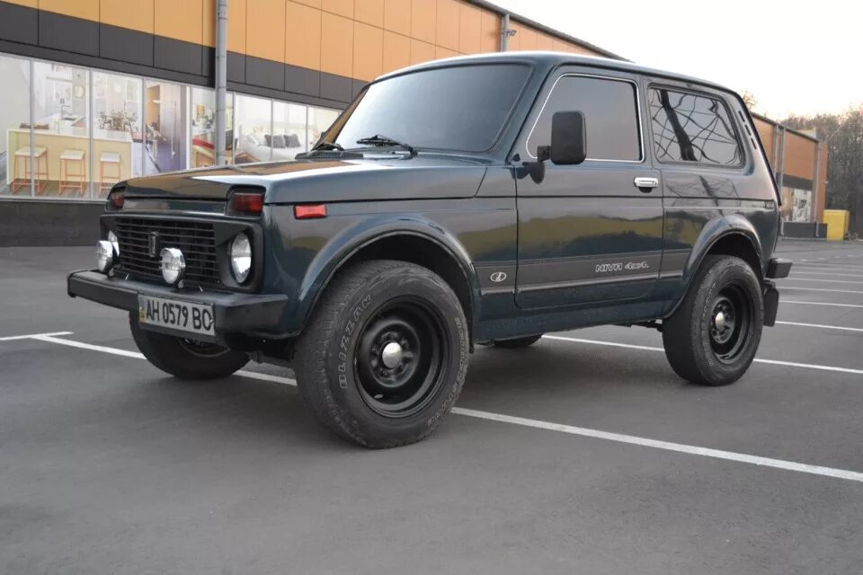 Нива на черных штампах фото ну вот и фото на разварках)) - Lada 4x4 3D, 1,7 л, 2006 года колёсные диски DRIV