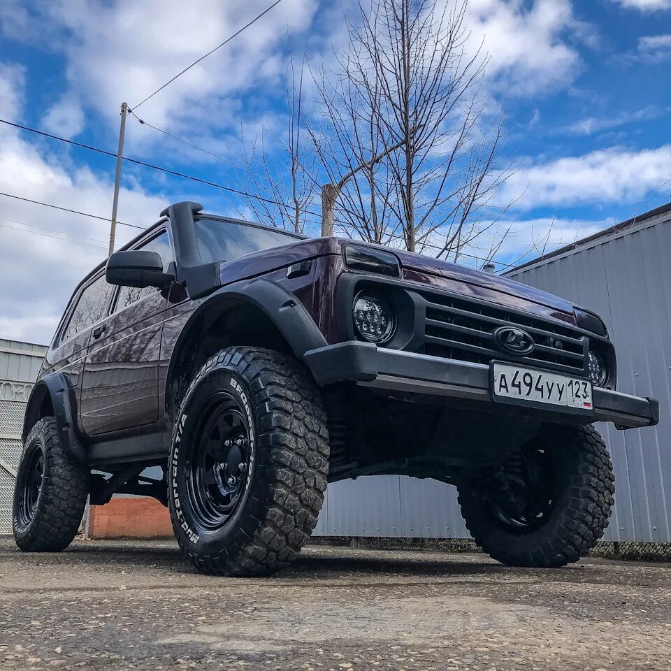 Нива на грязевых колесах фото 245/75/16 на ниву 30.5 дюйма BF Goodrich MT - Lada 4x4 3D, 1,7 л, 2007 года шины