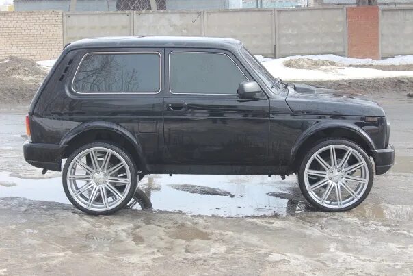 Нива на красивых дисках фото At the weekend tried on a wide set Vossen 22" on Niva Urban 4x4. The discs are i