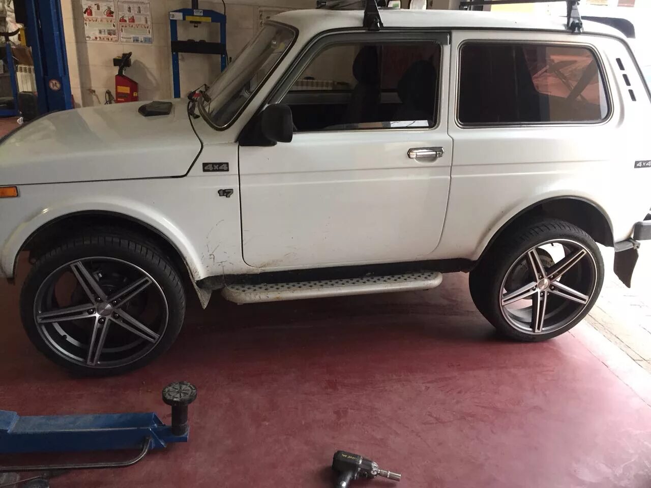 Нива на литых дисках 16r фото Выбор колёс 255/35/20 vs 235/40/18 - Lada 4x4 3D, 1,7 л, 2017 года колёсные диск