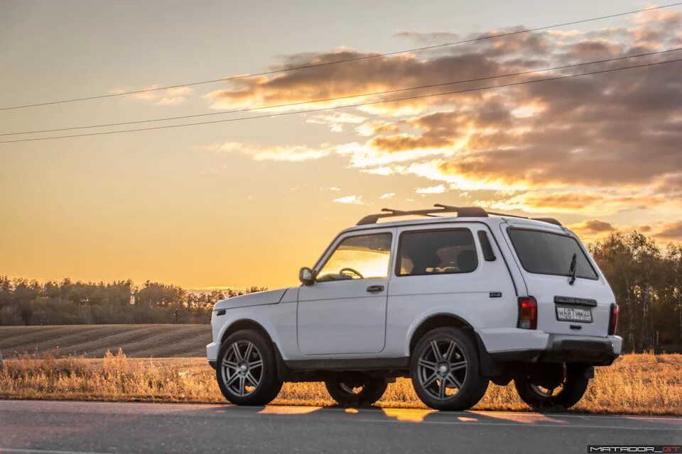 Нива новая белая фото Начало осени. Нива в полях. - Lada 4x4 3D, 2 л, 1999 года фотография DRIVE2