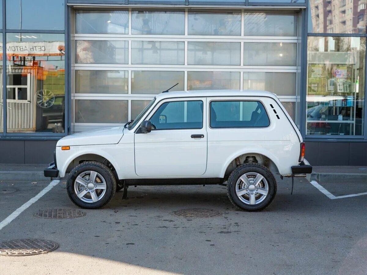 Нива новая белая фото Купить новый Lada (ВАЗ) Niva Legend 2021-2024 1.7 MT (83 л.с.) 4WD бензин механи