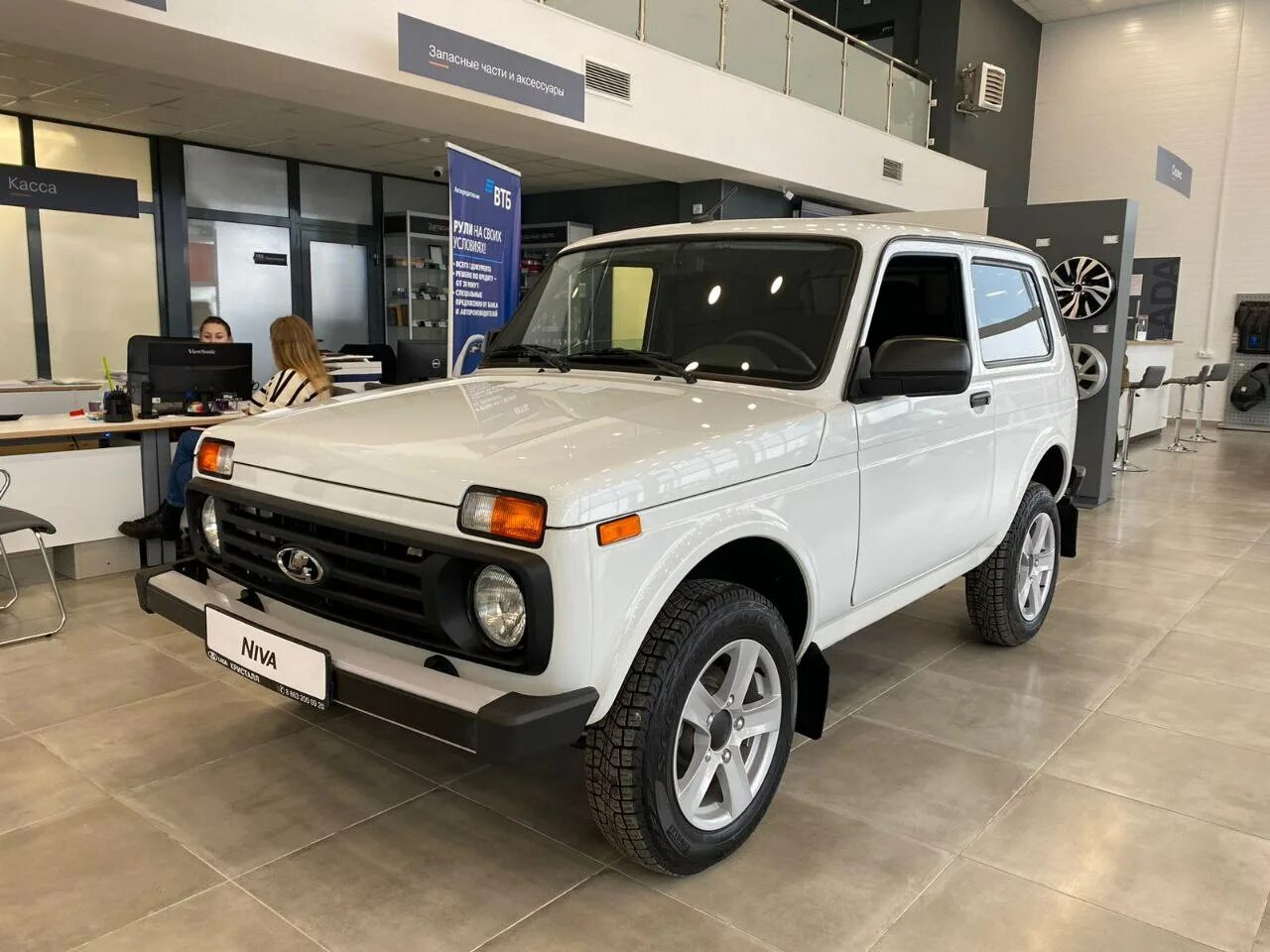 Нива новая белая фото LADA Niva Legend 1.7 8кл. (83л.с.) 5МТ. 4WD. Luxe. Белый. 2022 Купить новый авто