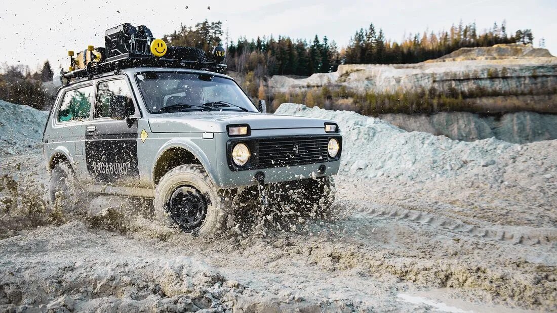 Нива off road фото Австрийская фирма доработала и перекрасила российский внедорожник - DRIVE2