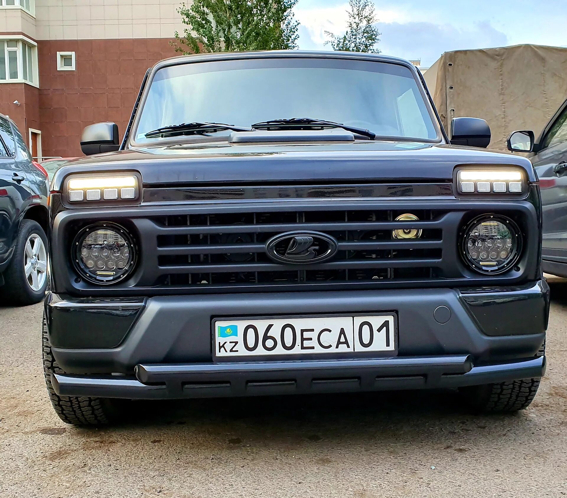 Нива передний фара тюнинг фото Передние LED фары и чёрный значок LADA - Lada 4x4 5D, 1,7 л, 2019 года тюнинг DR