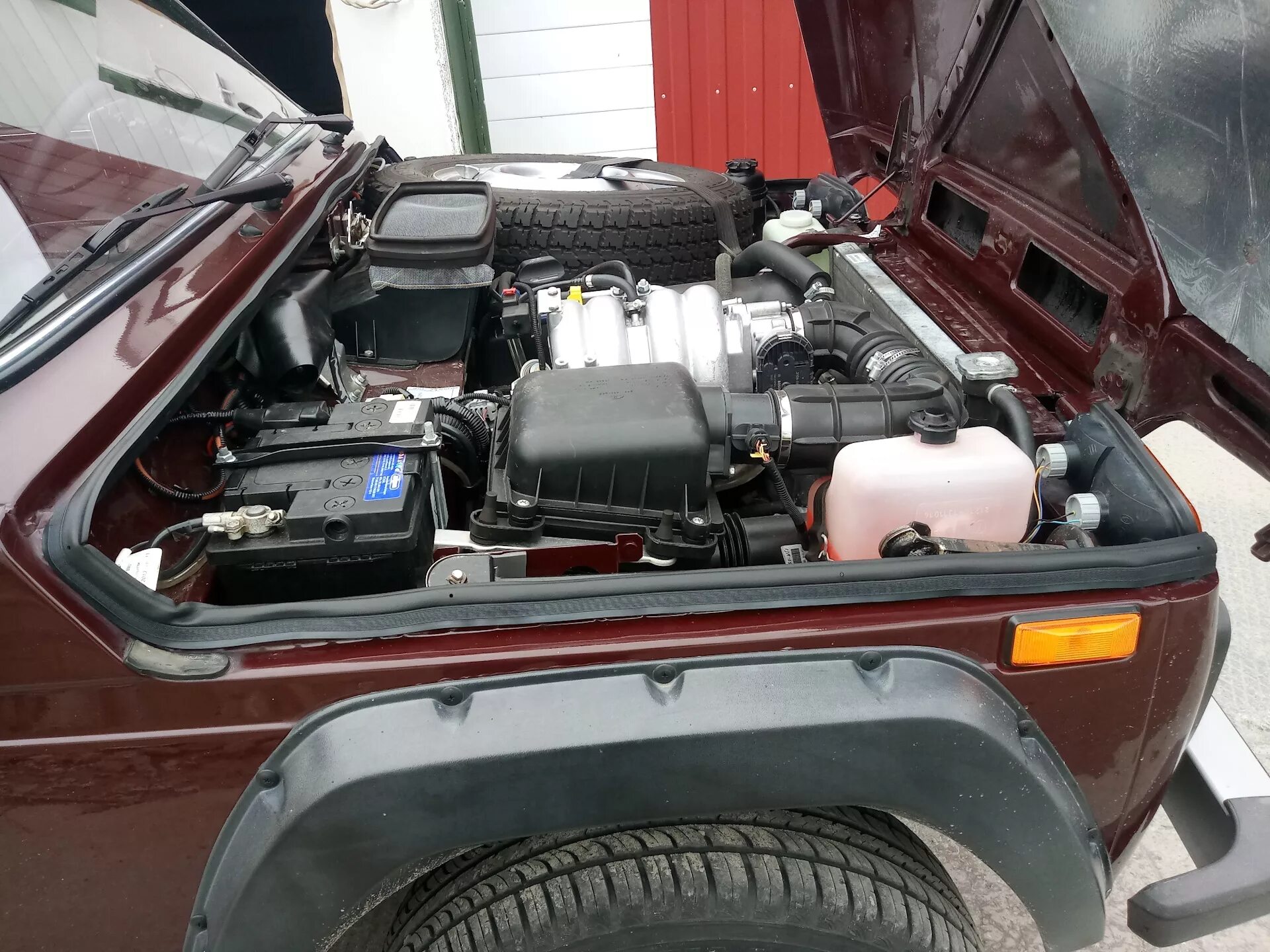Нива под капотом фото Уплотнение капота - Lada 4x4 3D, 1,7 л, 2013 года своими руками DRIVE2