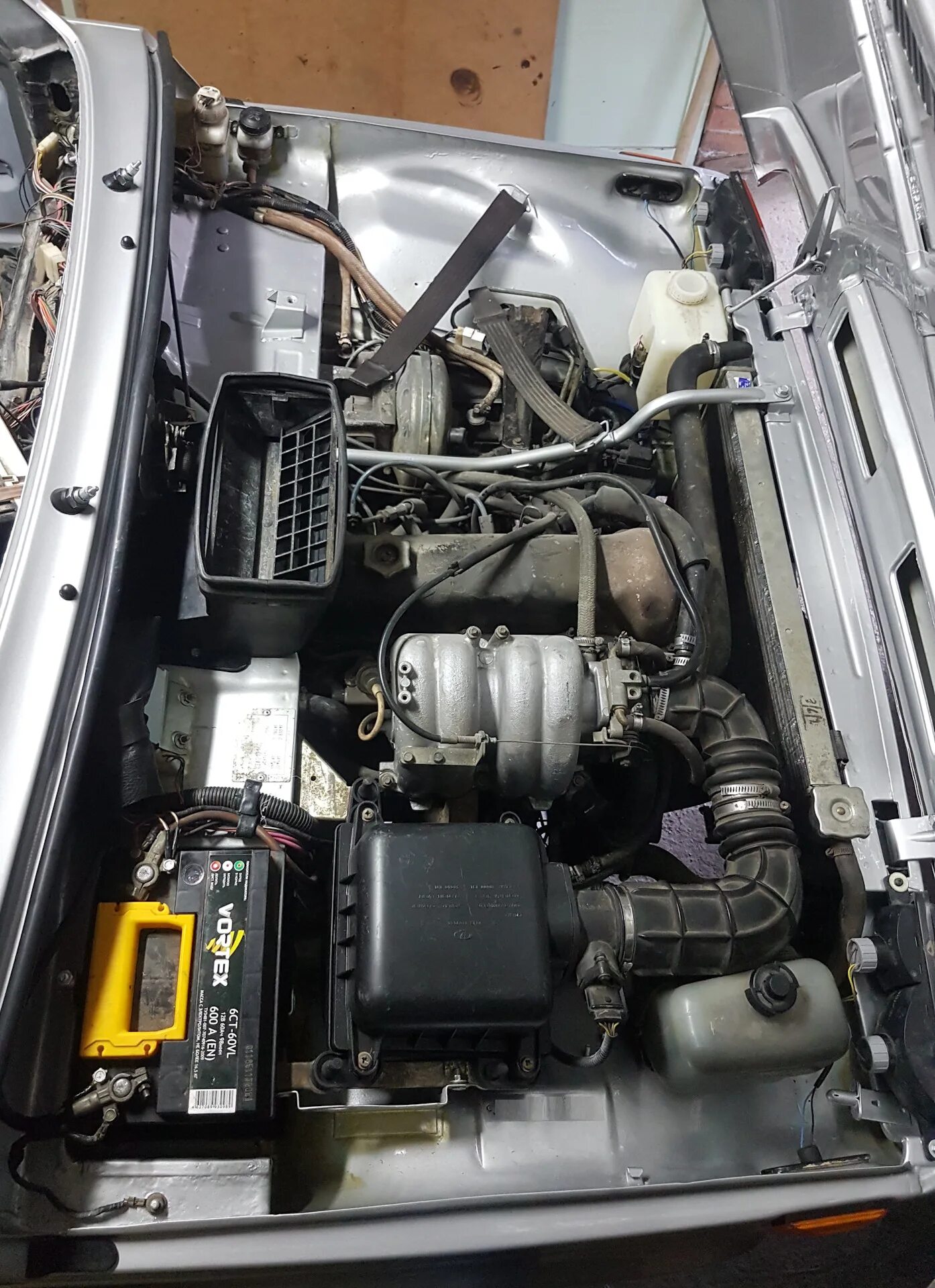 Нива подкапотное пространство фото Фары WESEM, а также сборка подкапотного пространства - Lada 4x4 3D, 1,7 л, 2005 