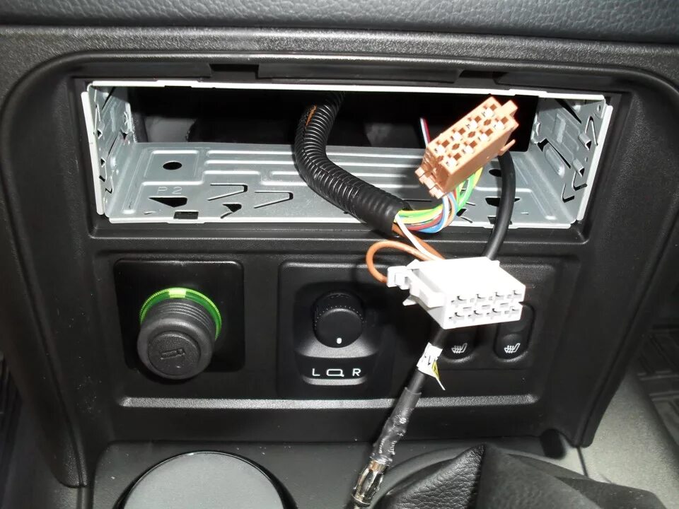 Нива подключение магнитолы Установка магнитолы в штатное место - Chevrolet Niva, 1,7 л, 2014 года автозвук 