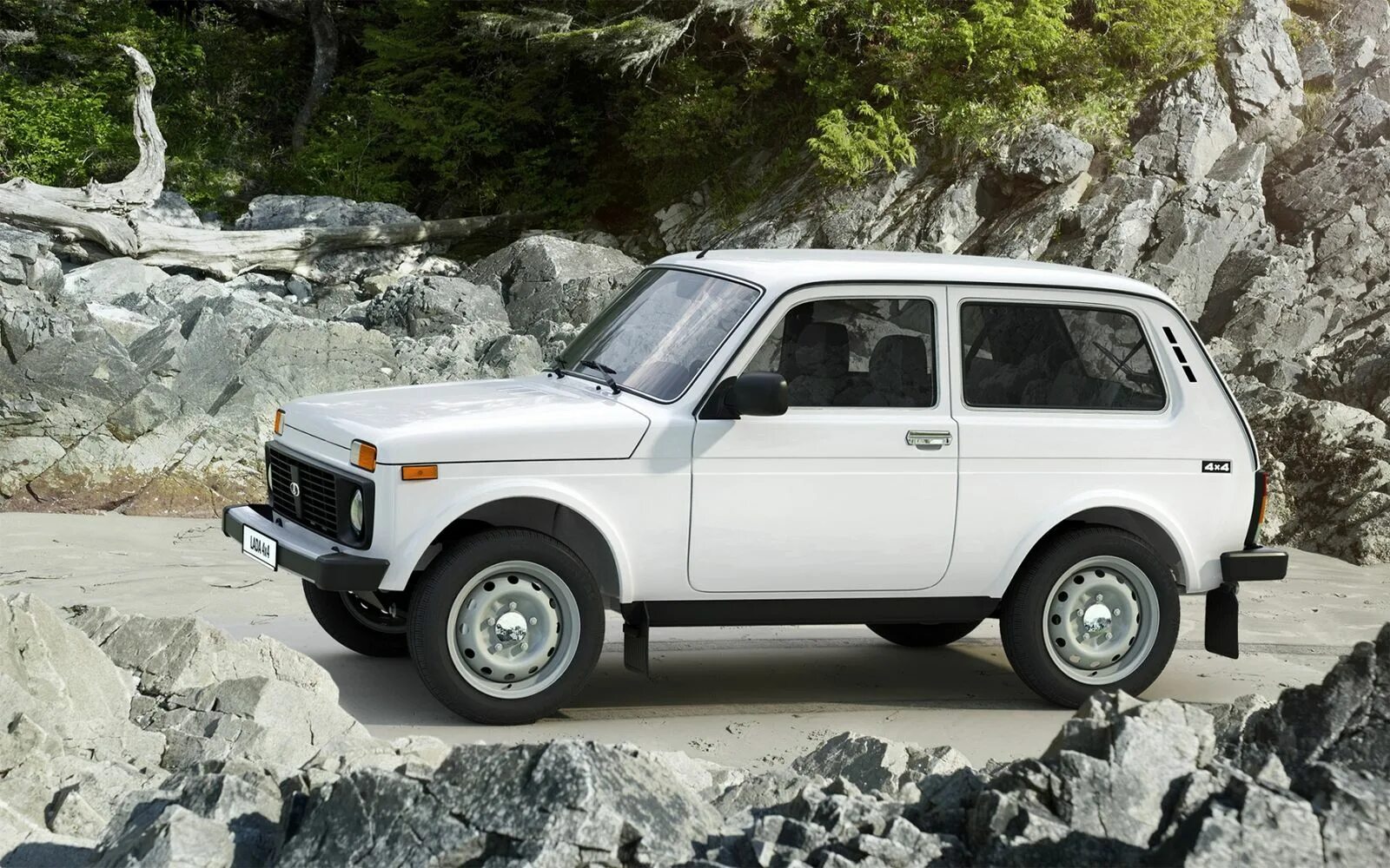 Нива поколения фото Россияне стали чаще покупать новые внедорожники Lada 4x4 и UAZ Patriot