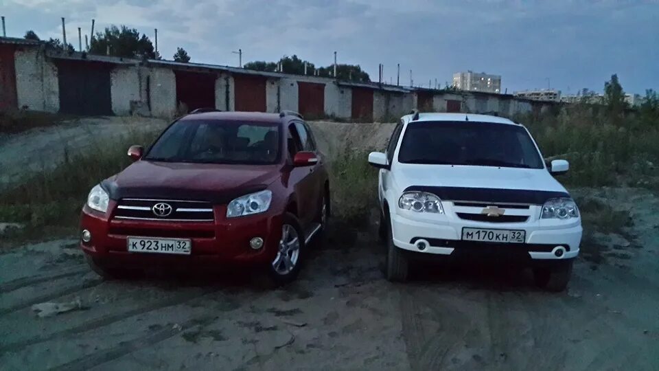 Нива рав 4 фото Любительские фото вместе с Chevrolet Niva - Toyota RAV4 (III), 2 л, 2008 года вс