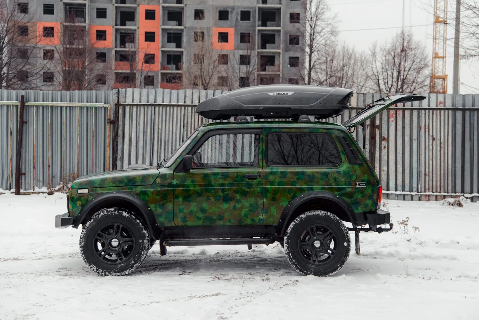 Нива с боксом на крыше фото Автобокс на крышу Broomer Venture L, серый матовый, с центральным усилителем. П-