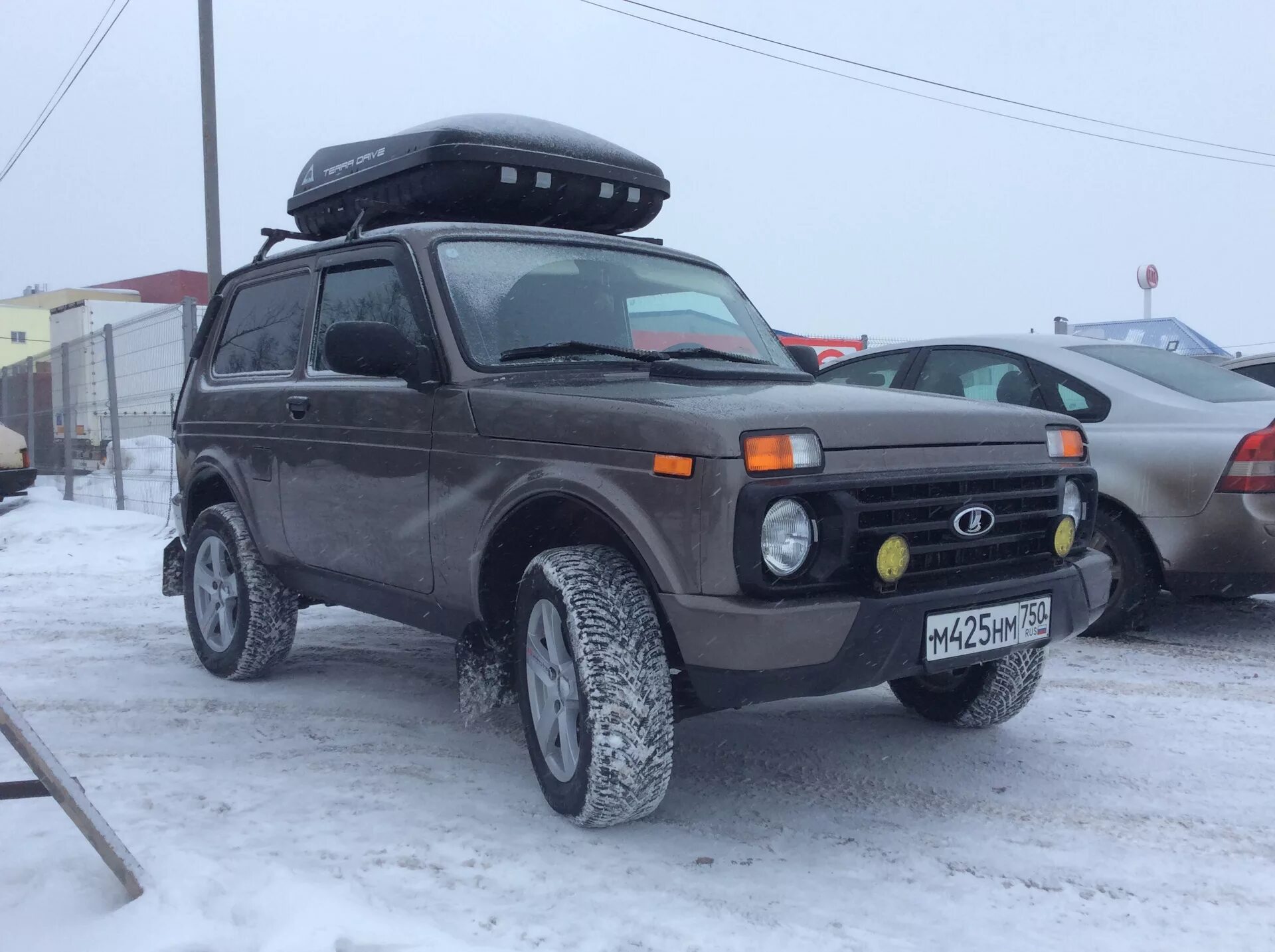 Нива с боксом на крыше фото Бокс на крышу - Lada 4x4 3D, 1,7 л, 2015 года аксессуары DRIVE2