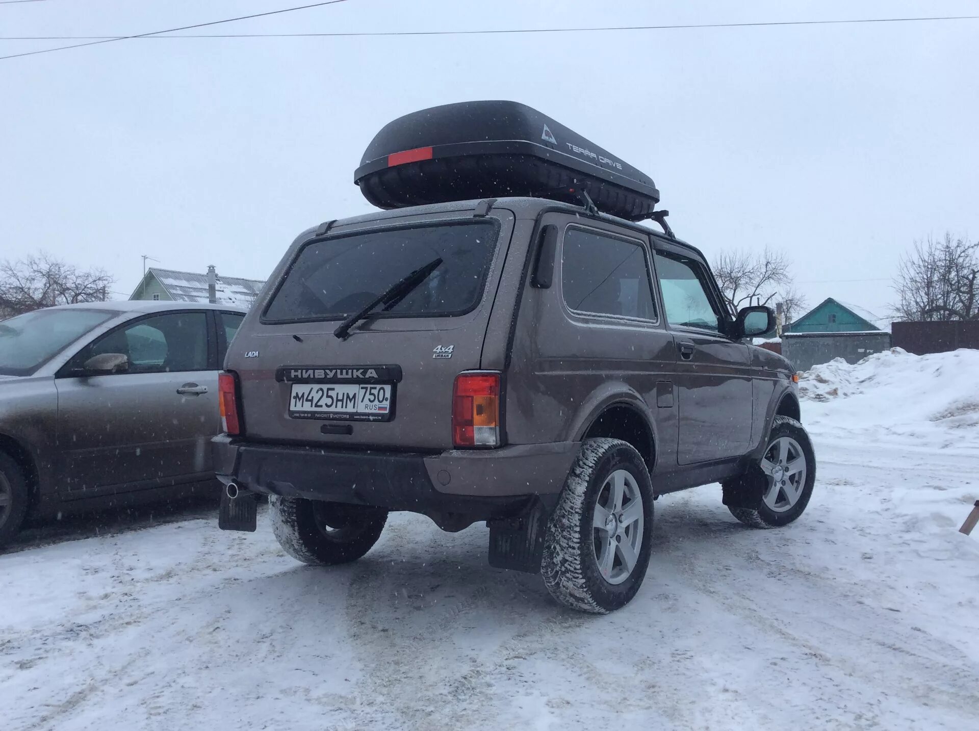 Нива с боксом на крыше фото Бокс на крышу - Lada 4x4 3D, 1,7 л, 2015 года аксессуары DRIVE2