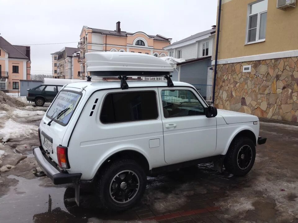 Нива с боксом на крыше фото Долгожданная обновка- белый автобокс - Lada 4x4 3D, 1,7 л, 2015 года тюнинг DRIV