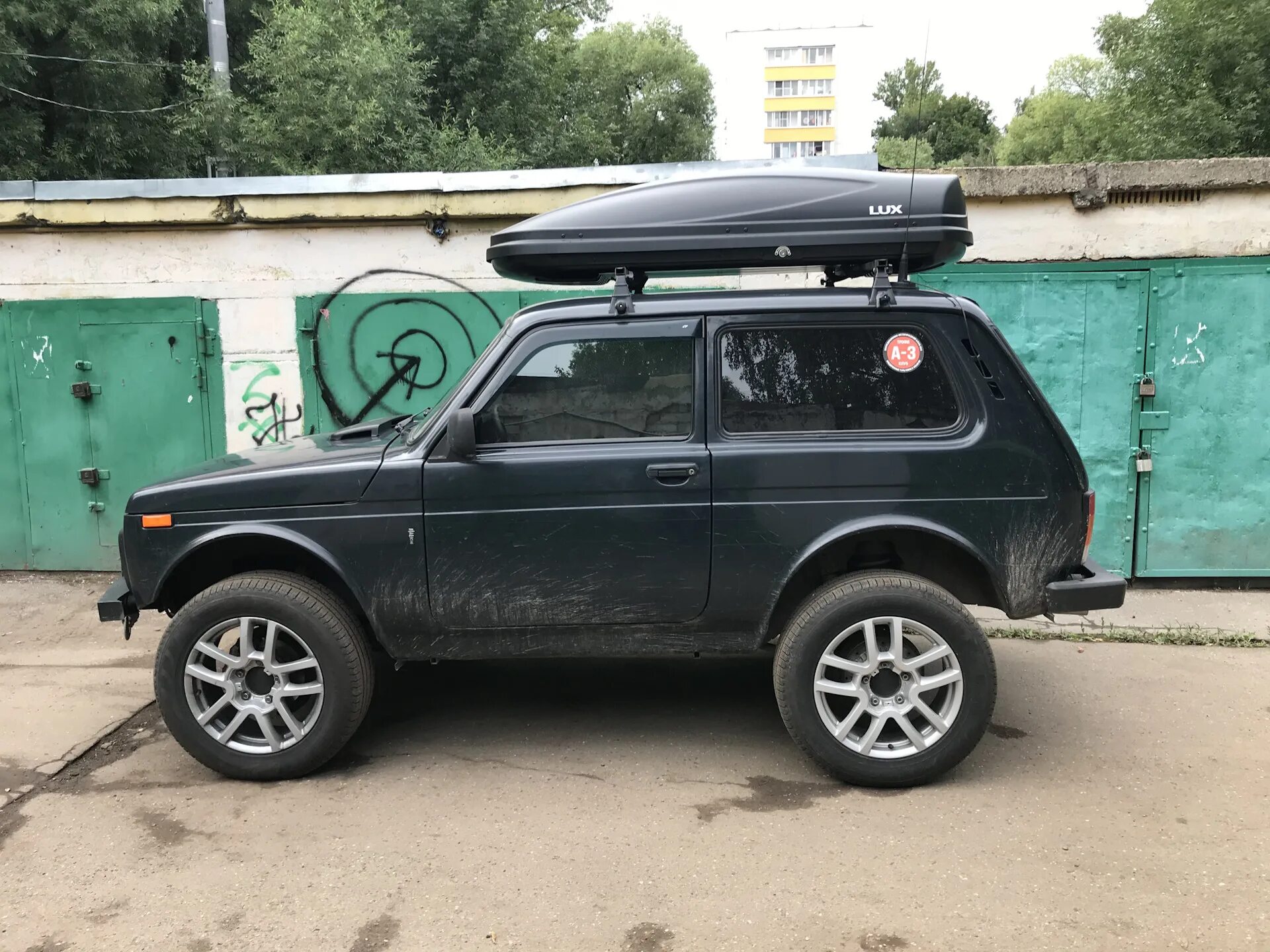 Нива с боксом на крыше фото Бокс 480 литров на Ниву - Lada 4x4 3D, 1,7 л, 2014 года аксессуары DRIVE2