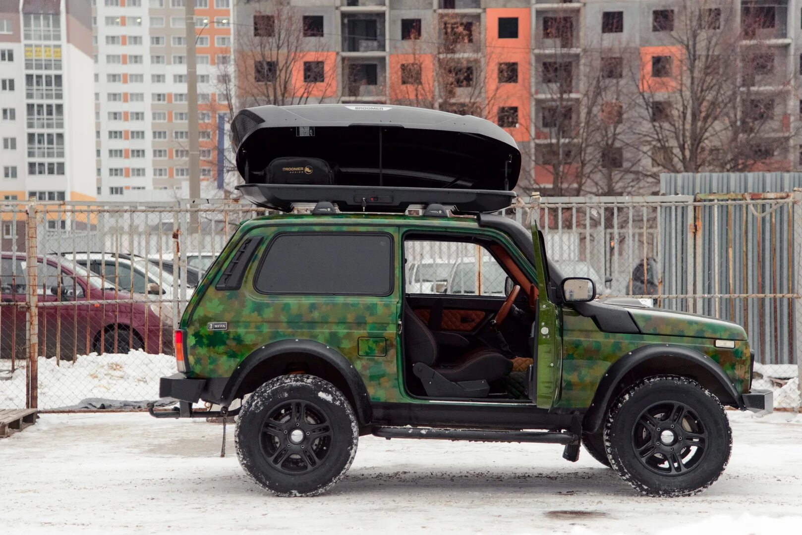 Нива с боксом на крыше фото Автобокс на крышу Broomer Venture L, серый матовый, с центральным усилителем. П-