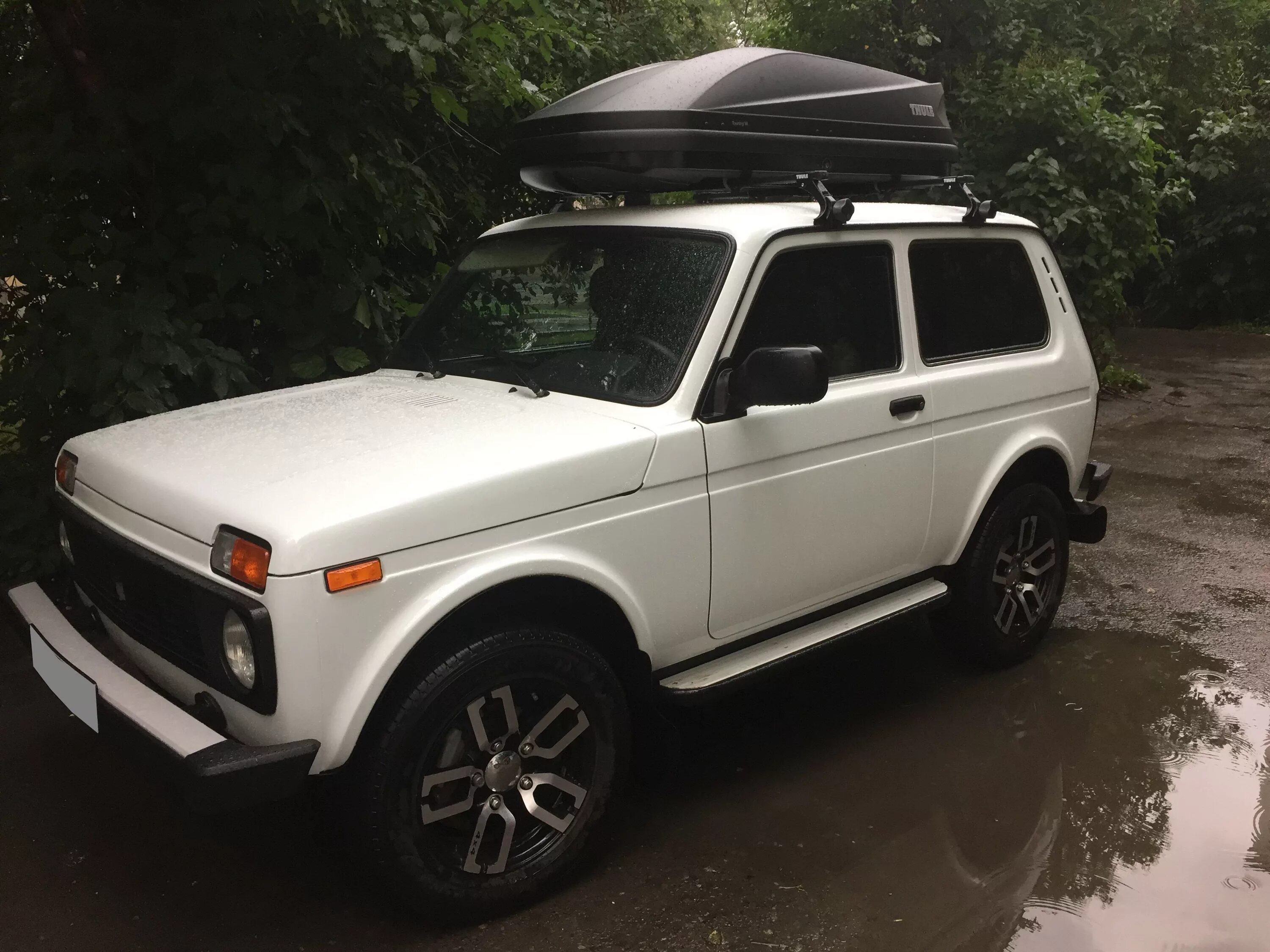 Нива с боксом на крыше фото Багажник Thule SquareBar Evo на стальных дугах для Lada 2121 Нива (7124-951) куп