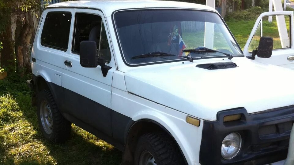 Нива с черной крышей фото Lada 4x4 3D 1.5 бензиновый 1992 белый нива на DRIVE2