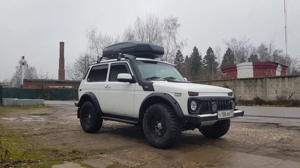 Нива с черной крышей фото Бокс LUX Tavr на ниву! - Lada 4x4 3D, 1,7 л, 2009 года аксессуары DRIVE2