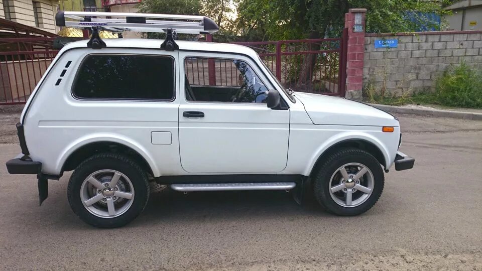 Нива с черной крышей фото Установка багажника на крышу и противотуманок - Lada 4x4 3D, 1,7 л, 2013 года ак