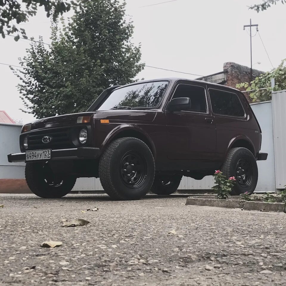 Нива с широкими колесами фото 225/75/16 на ниву 29.3 дюйма КАМА 219 - Lada 4x4 3D, 1,7 л, 2007 года колёсные д