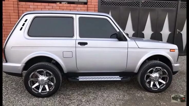 Нива серебристая тюнинг Lada Niva SUV with Black Rims and Chrome Wheels
