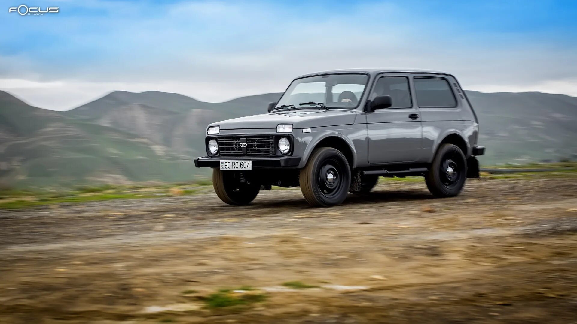 Нива серый фото Lada 4x4 3D 1.7 бензиновый 2012 Nardo Grey на DRIVE2