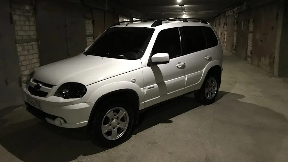 Нива шевроле белая тюнинг Chevrolet Niva GLX 1.7 бензиновый 2012 "Black & White" на DRIVE2