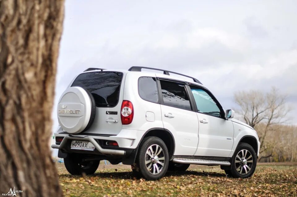 Нива шевроле белая тюнинг Продаю Chevrolet Niva ЮБИЛЕЙНАЯ ВЕРСИЯ цвета "Айсберг" - Chevrolet Niva, 1,6 л, 