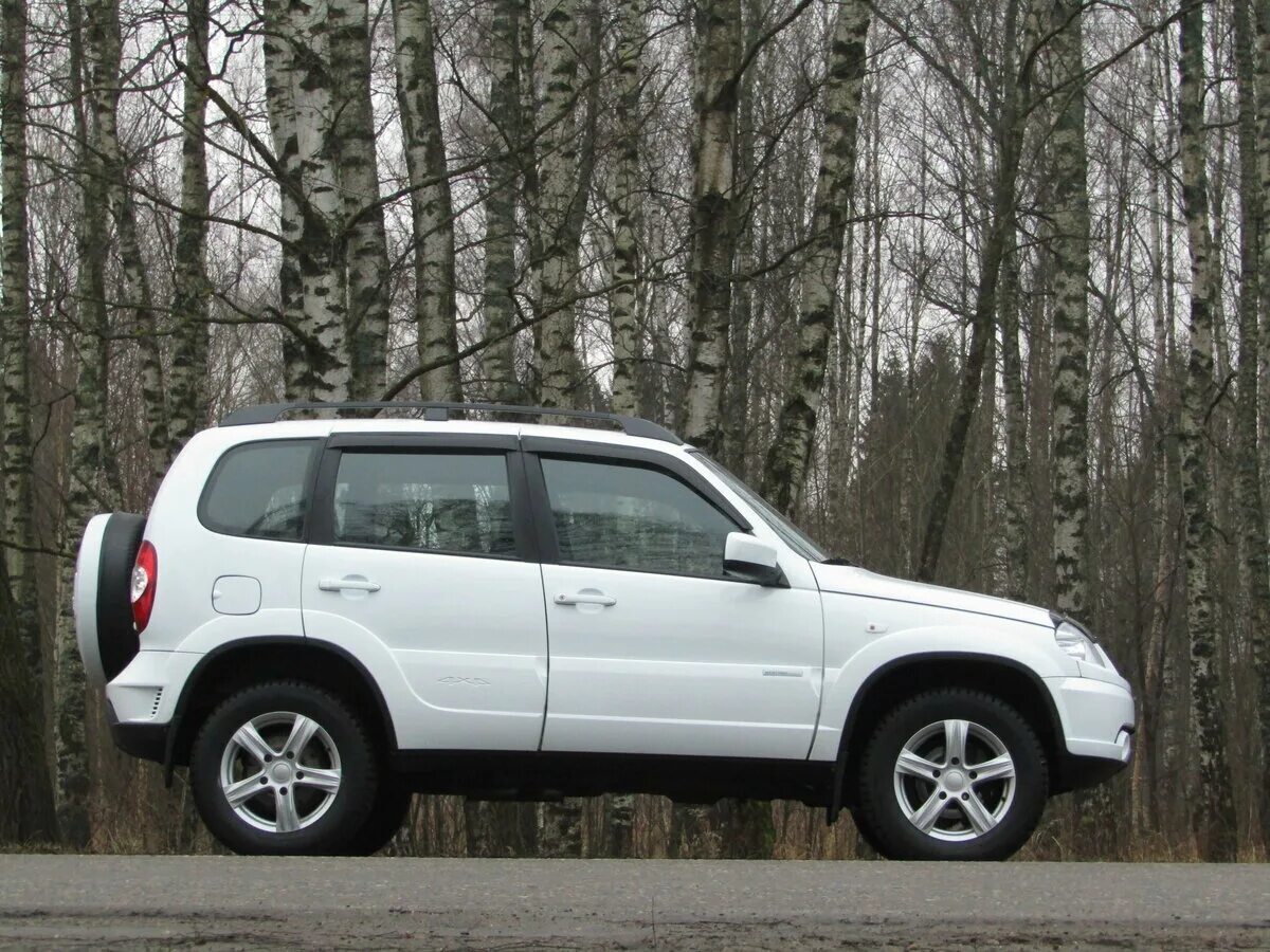 Нива шевроле белый фото Купить б/у Chevrolet Niva I Рестайлинг 1.7 MT (80 л.с.) 4WD бензин механика в Ко