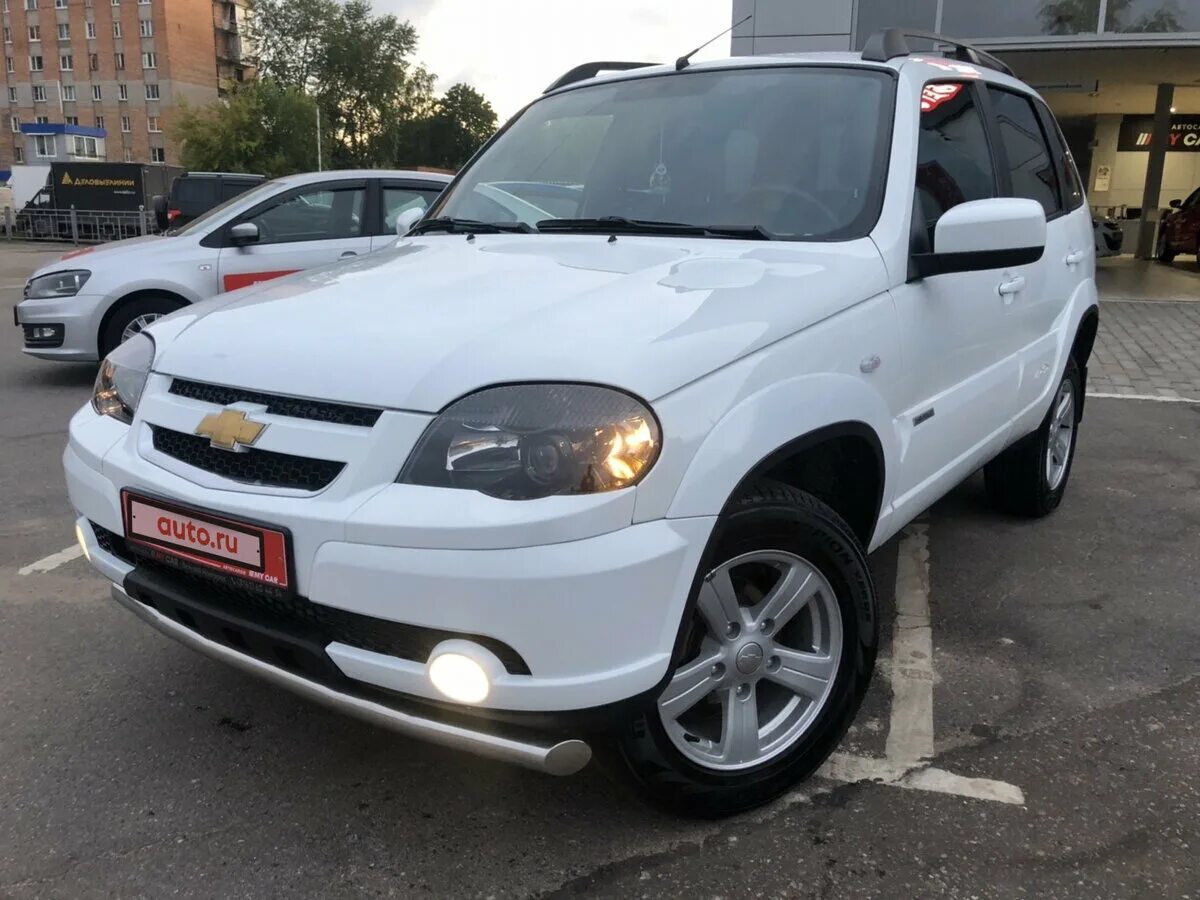 Нива шевроле белый фото Купить б/у Chevrolet Niva I Рестайлинг 1.7 MT (80 л.с.) 4WD бензин механика в Ве