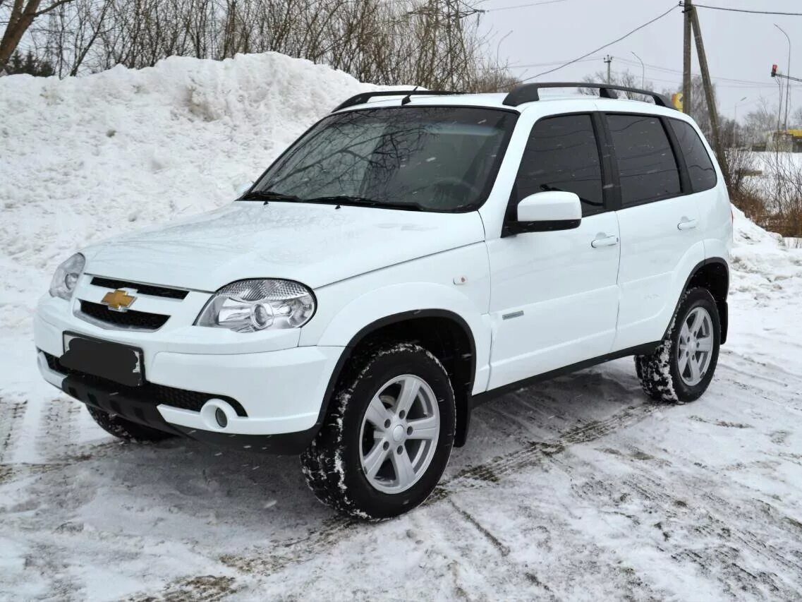 Нива шевроле белый фото Купить б/у Chevrolet Niva I Рестайлинг 1.7 MT (80 л.с.) 4WD бензин механика в Пе